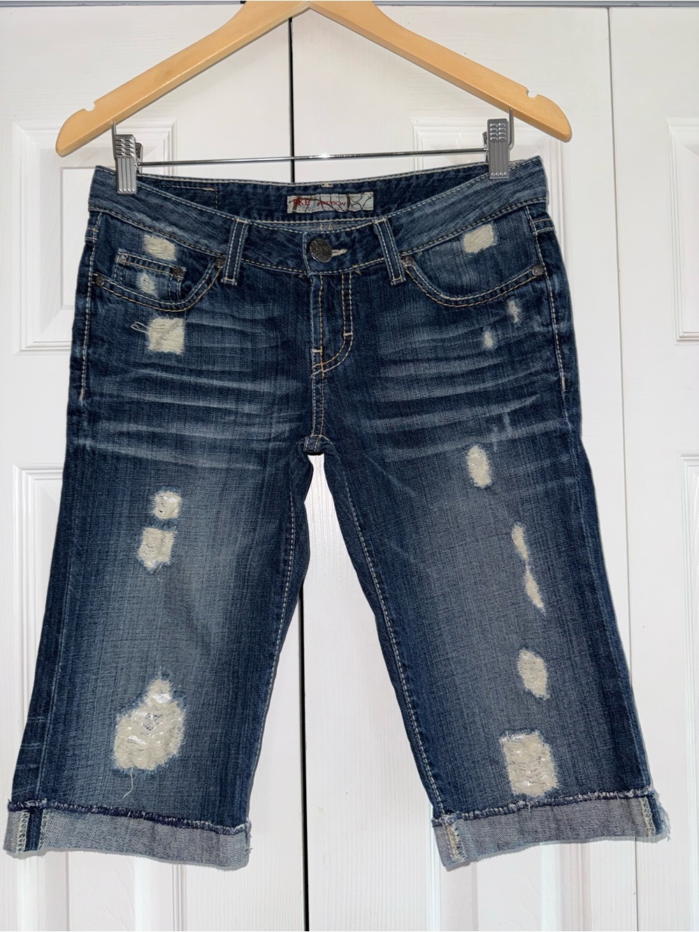 BKE Madison distressed mid rise Capri size 26